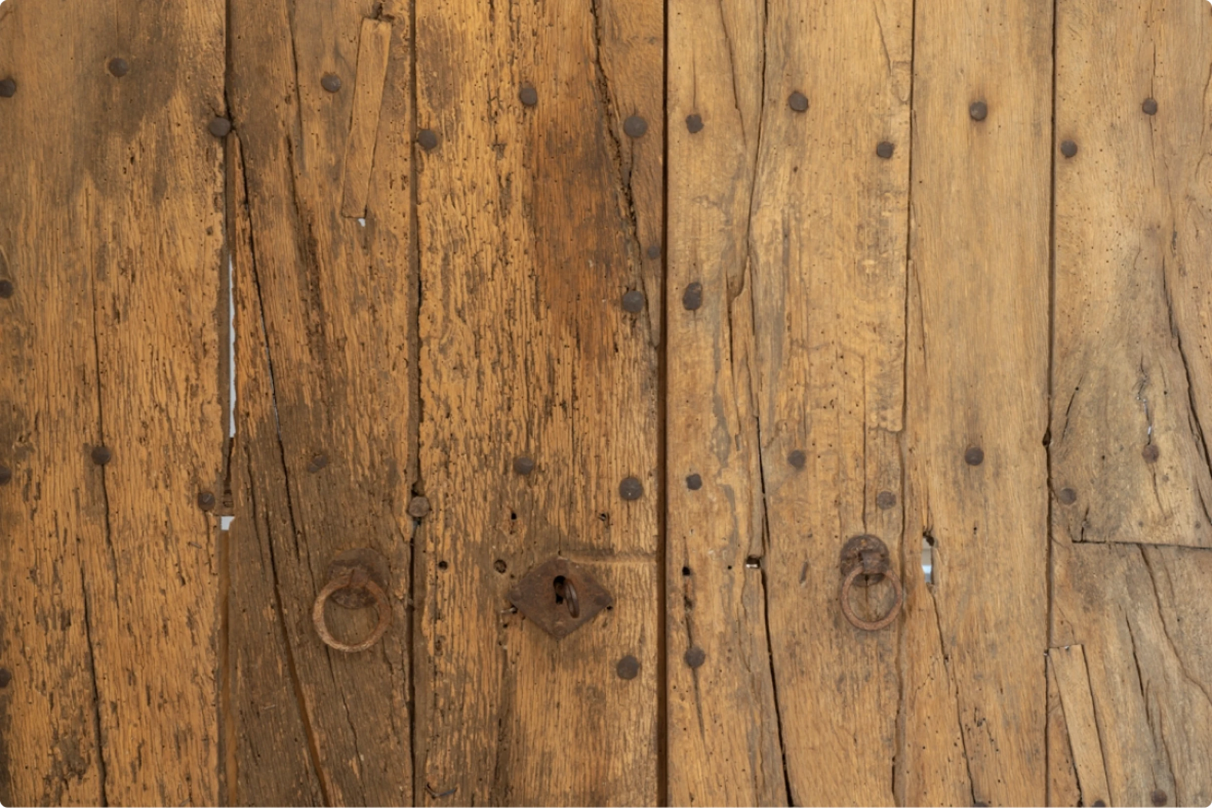 Primer plano de una puerta de madera.